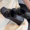 Französischer Keilabsatz dicker Boden Ein-Wort-Pantoffeln Damen Sommerbekleidung 2025 neu quadratischer Kopf Nieten schwarze Ledersandalen erhöhen Höhe