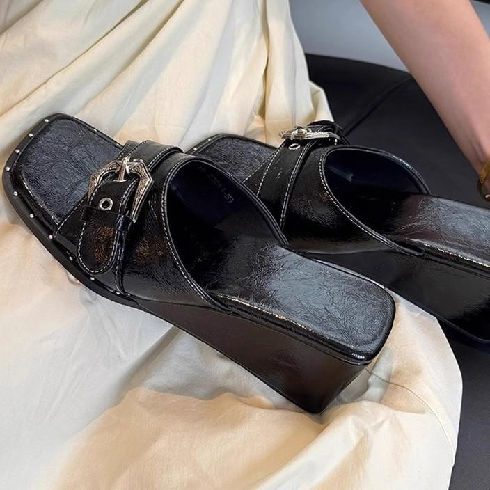 Französischer Keilabsatz dicker Boden Ein-Wort-Pantoffeln Damen Sommerbekleidung 2025 neu quadratischer Kopf Nieten schwarze Ledersandalen erhöhen Höhe