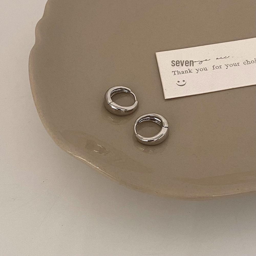 

Минималистичные золотые серьги-кольца 2024: Трендовый нишевый дизайн, Высококлассные серьги-кольца и каффы в холодном стиле