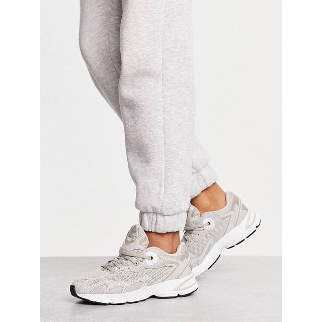 

Серо-белые кроссовки adidas Originals Astir