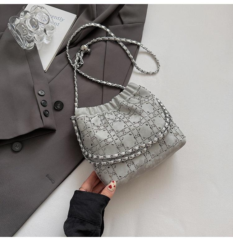 

Премиальная яркая бриллиантовая цепочка сумка-ведро маленькая женская 2025 новая модная сумка через плечо ретро джинсовая сумка-мессенджер