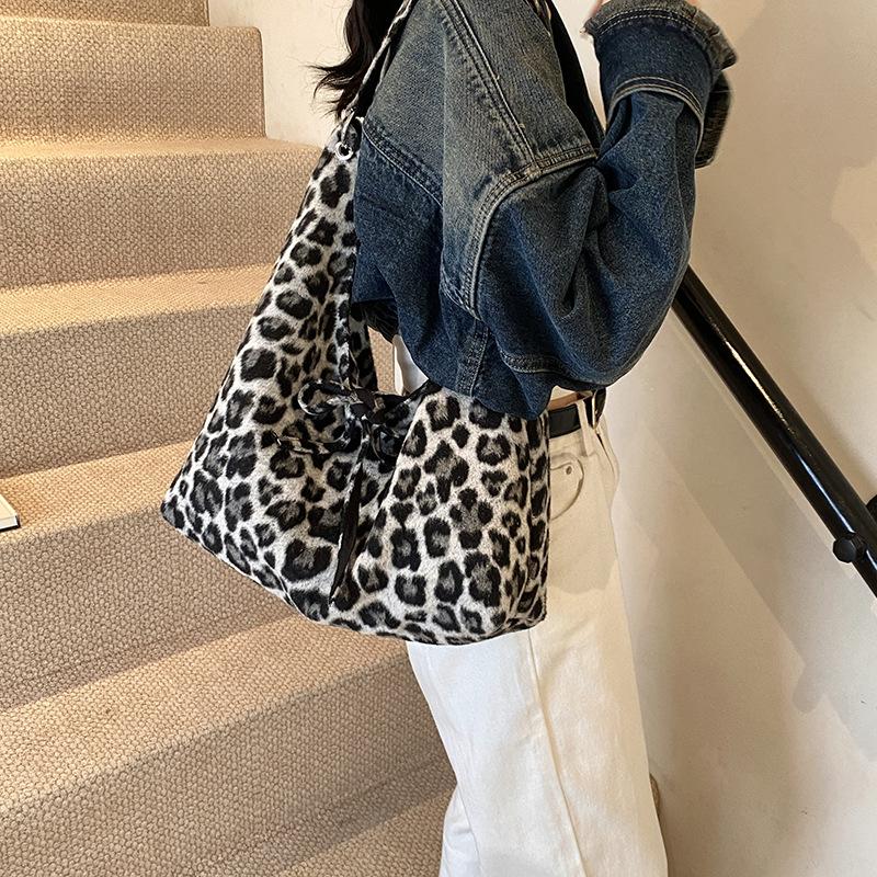 

2024 новая сумка через плечо в стиле ленивой школы для студентов, двухсторонняя модная сумка, сумка под мышкой, повседневная универсальная сумка-тоут 43*9*40 чёрный