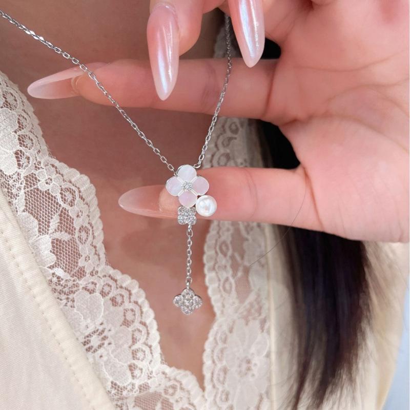 Französische Retro Vierblatt-Blume Weißes Muschel-Halsband, Fünf-Blumen-Armband, Blütenblatt-Temperament, Fortgeschrittenes Leichter Luxus-Set, Live-Übertragungszubehör