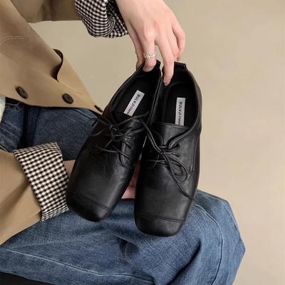 Sapatos de couro estilo britânico retrô macios rasos sapatos de sola única femininos 2025 outono novo pretos franceses com cadarço bico quadrado mocassins