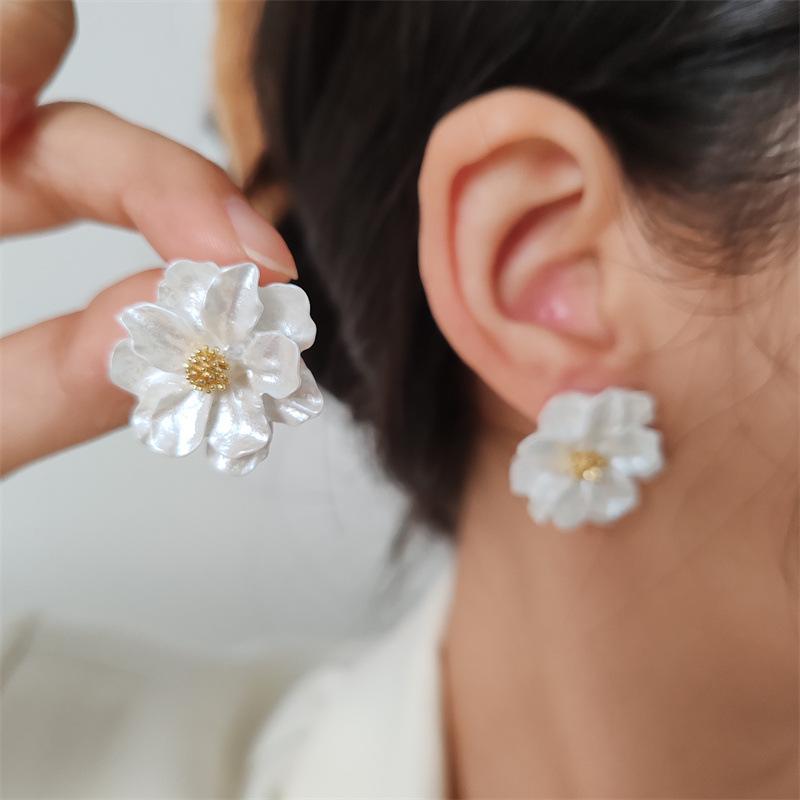 White Acrylic Flower Women's Stud Earrings Folded Florals Korean Fashion Sweet Petals Irregular Female Earrings 2026 New In