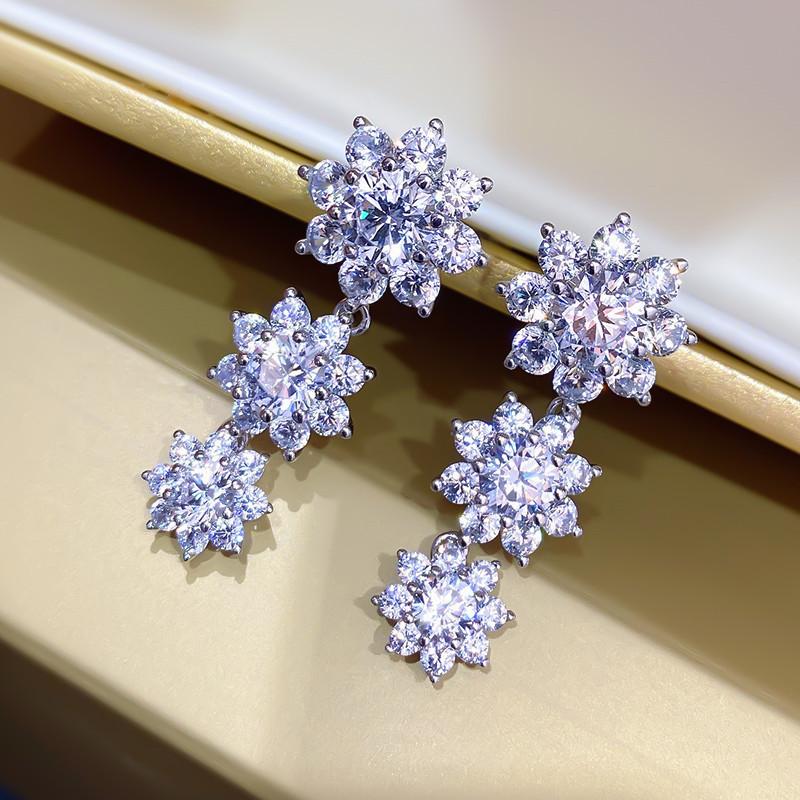 1 Pair of Silver-plated, Inlaid with Synthetic Zircon, Light Luxury Flowers, Versatile Simple Earrings.