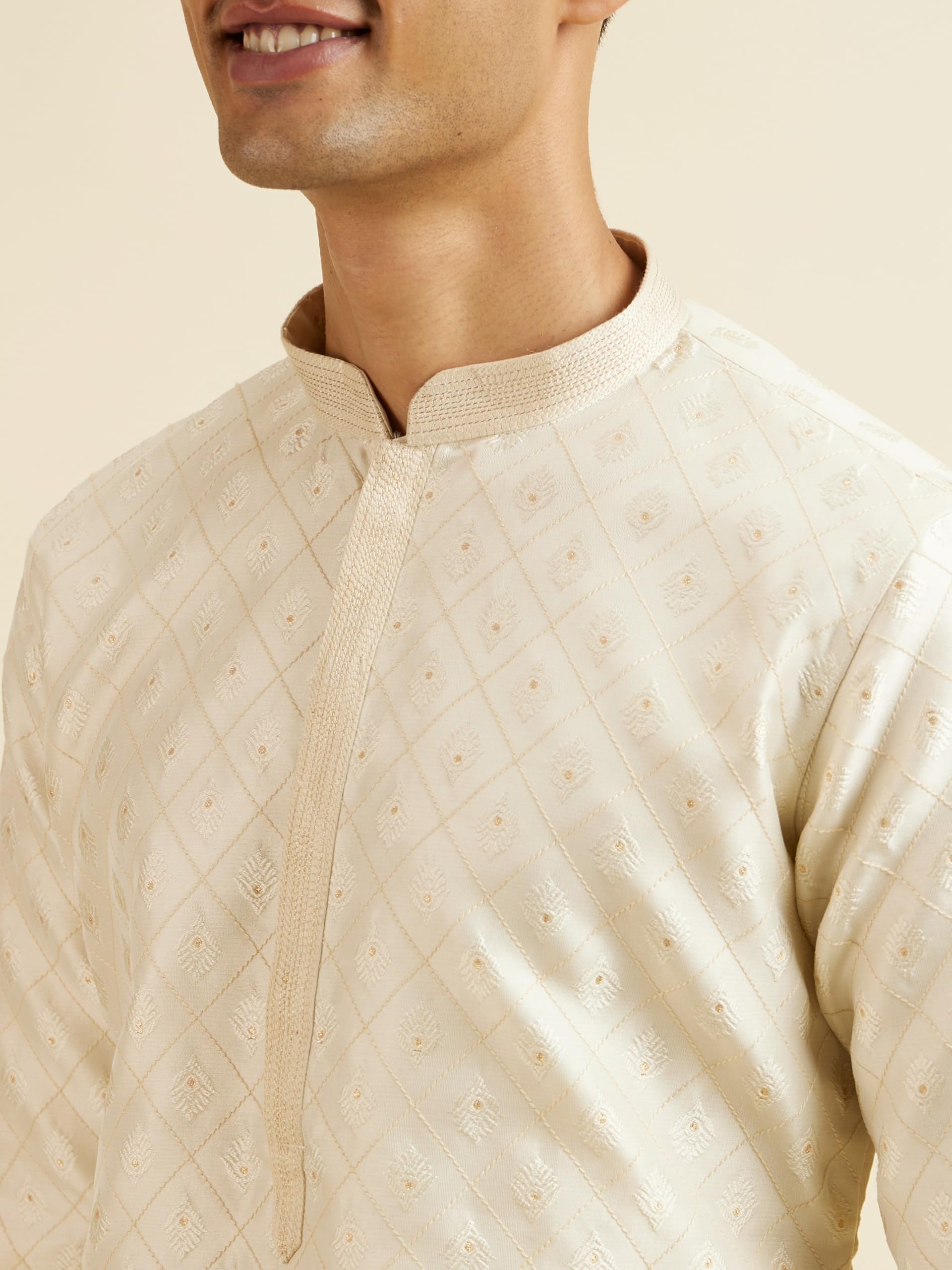 Manyavar Men s Art Silk Jacquard Embroidered Kurta Pyjama Set (Cream,XL) XL кремовый