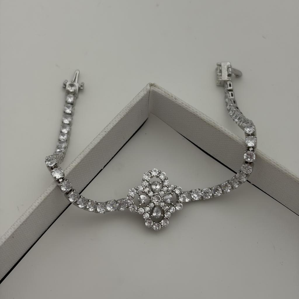 Full Diamond Four-leaf Clover Bracelet Inlaid with Light Luxury High-end Flower Bracelet Women's Exquisite Jewelry