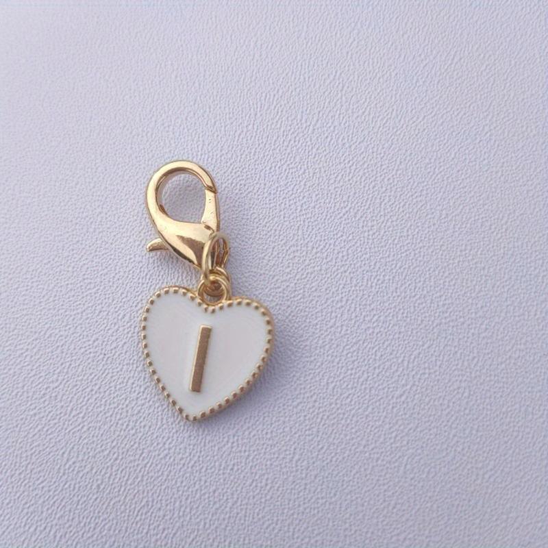 Hetsäljande 26 engelska bokstäver vit dubbelsidig persikohjärta nyckelring hjärtformad legeringsaccessoarprydnad