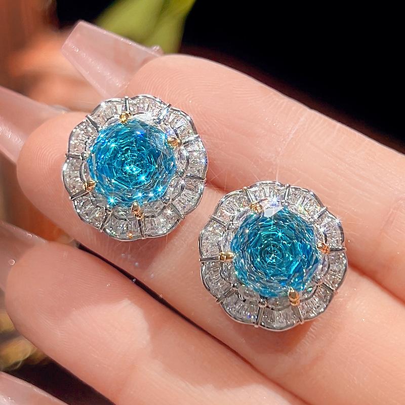 

Ювелирные изделия Медное основание Позолоченное Огранка «роза» Морской синий Темперамент Легкая роскошь Костюм Женщины 16-10 мм