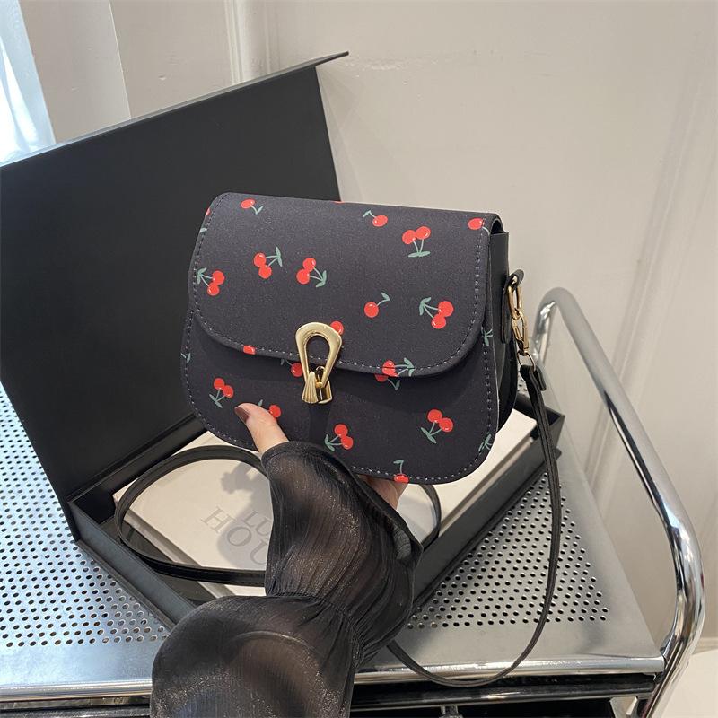 

2025 осень и зима новая мода в этом году популярная красивая стилизация женская сумка-седло вишня плечевая сумка мессенджер праздничный стиль чёрный