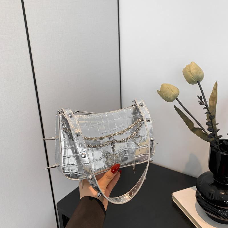 

2024 лето новая модная французская текстура иностранная газовая заклепочная цепь простая женская сумка через плечо через подмышку