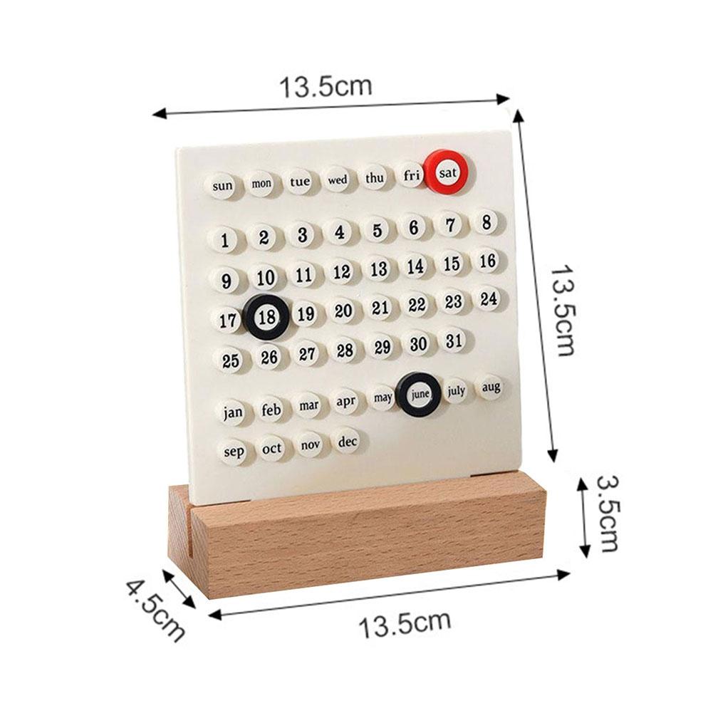 1 dřevěný stolní kalendář, 3 kroužky pro označení data, akrylový kroužek