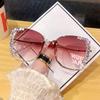 Ladies Diamond New Fashion Glasses, Slim Face, Fashionable High-grade Sunglasses, Street Shooting.