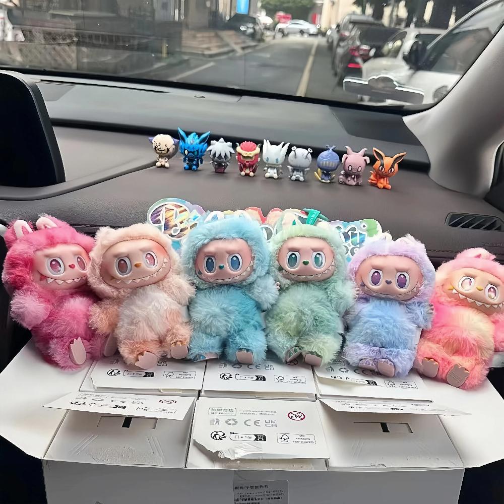 Labubu 3.0 Hochwertig Der Dritte Gen Autoanhänger - Waldelf Vinyl Autoornament, Spiegel-/Armaturenbrettdeko, Geschenke, Sichere Deko