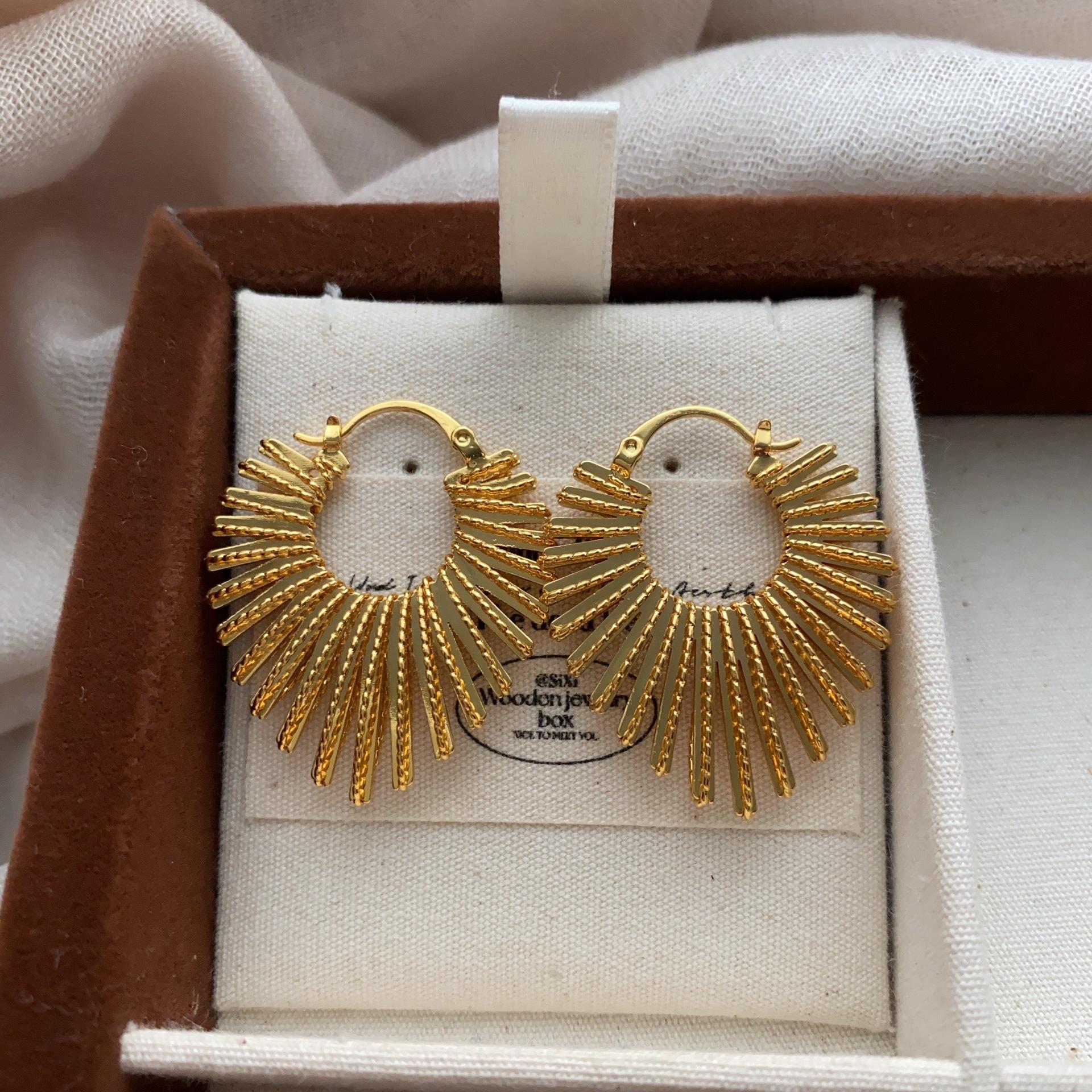 

Gold peach heart line earrings, ear buckles, light luxury, niche high-end sense, light luxury, unique design, cold wind temperament earrings