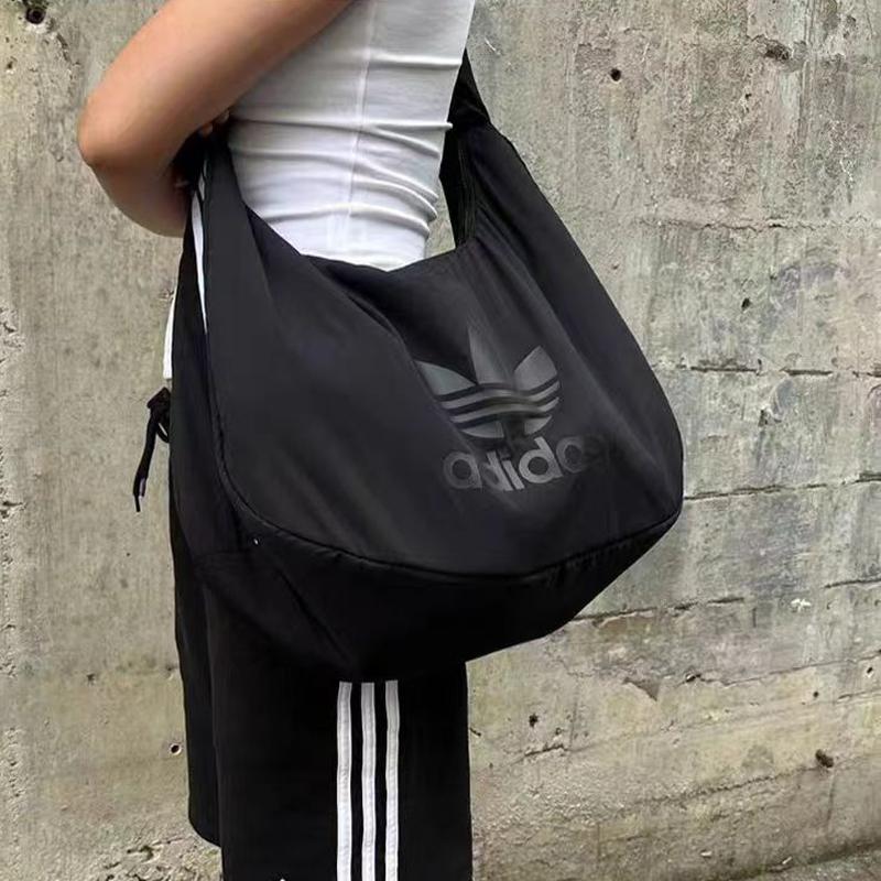 adidas Borsa a Nuvola con Logo Trefoil Originals Borsa a Spalla Unisex Nera JP0146