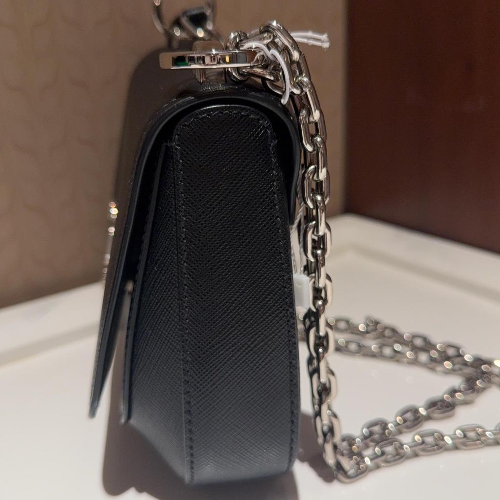 [Pre-Owned] Saffiano Leather Shoulder Bag With Gold Chain - Very Good #1WFKHIF