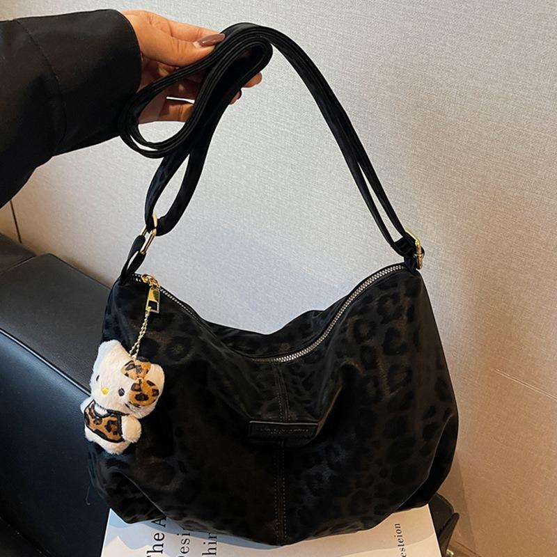 Large-capacity bag women's autumn new fashion niche shoulder messenger bag simple and fashionable dumpling bag