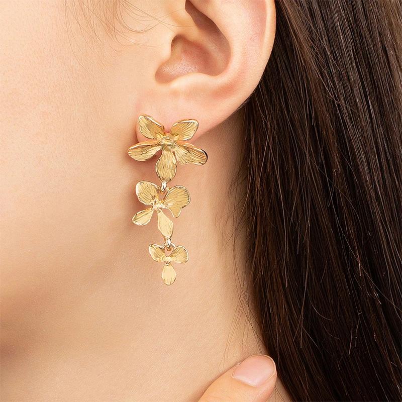 Three Metal Flowers Earrings For Women Long Drop Fashion Cute Jewelry Trendy Textured New Designs Gifts Party Accessories MQ012