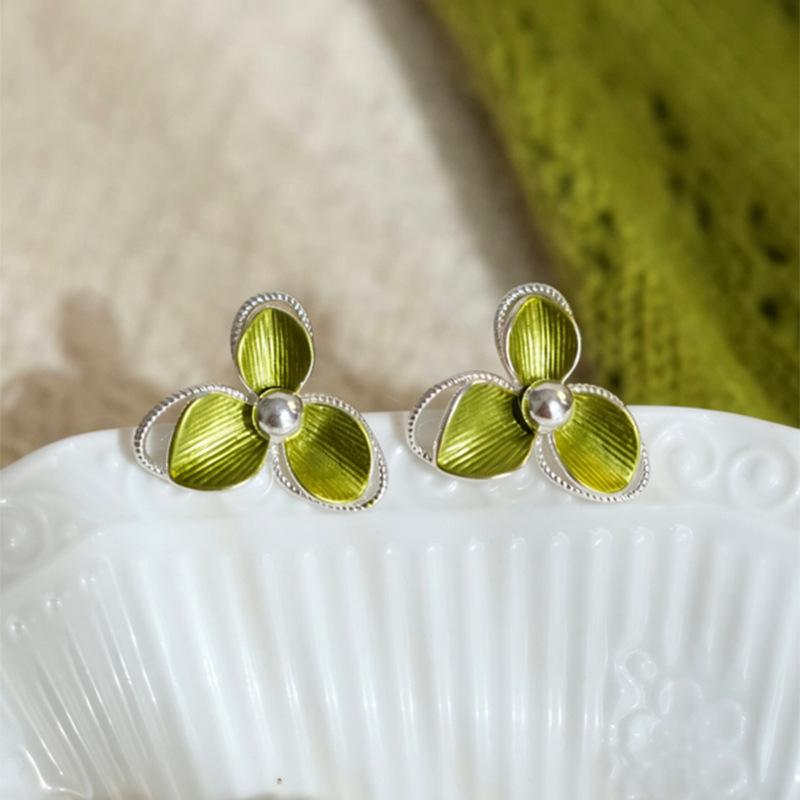 

Silver needle flower pattern stud earrings Female Mori sweet small fresh earrings niche high-end earrings design niche