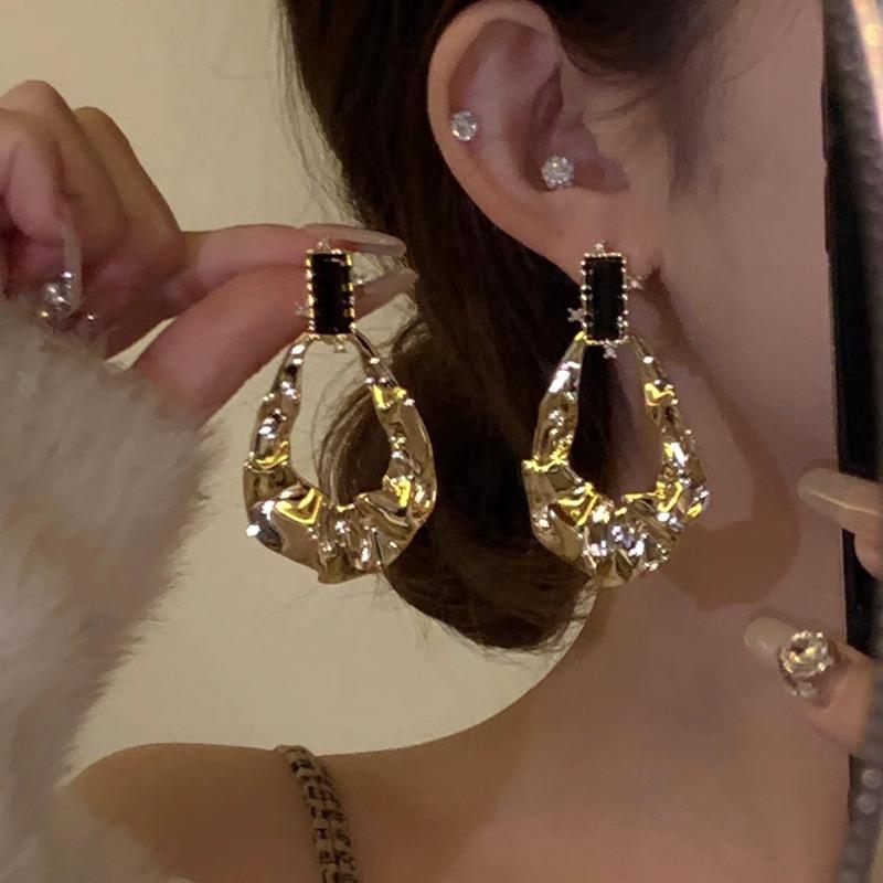 Retro~ Premium pleated metal earrings cold wind fashionable gentle niche exquisite stud earrings
