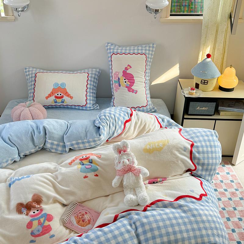 Winter Thickened Milk Velvet Girlish Heart Dog Bed Set (4-piece, Coral Fleece, Large Print Teacup Size)