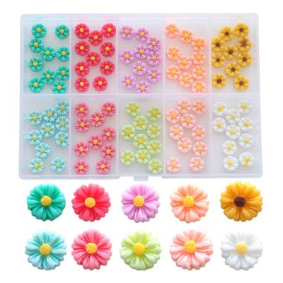 Sempiterno 100 Stück Mini Bunte Künstliche Harz Gänseblümchen Blumen für Bastelarbeiten und Perfekt für Mini Miniatur DIY Handgemacht und Dekorationen Farben