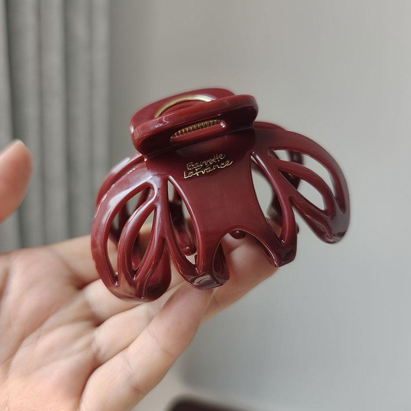 Gold Label Wine Red Shark Crown Hair Claw: French Retro, High-End, Shiny Ornament.