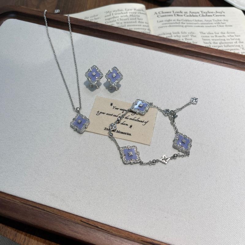 Italienischer Retro Hofstil Buchi Fenstergitter Lila Chalcedon Kiefer Vierblättriges Kleeblatt Set Halskette Armband Ohrringe Live-Stream