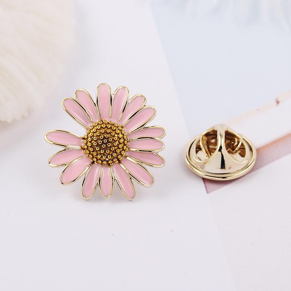 Drip Oil Small Daisy Brooch - Women's Anti-Exposure Corsage Pin Buckle, High-End Clothing Accessory.