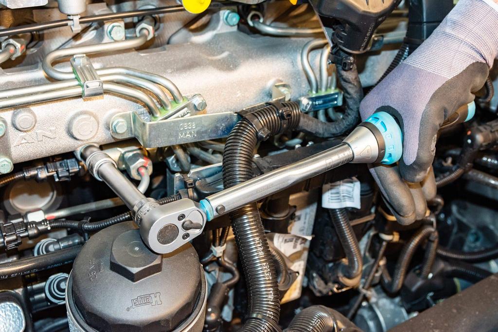 HAZET Torque Spanner Torque Wrench Compact Reversible Ratchet Especially for Commercial Vehicles Square Type Mm Tolerance 30 Teeth Angle Dimensions