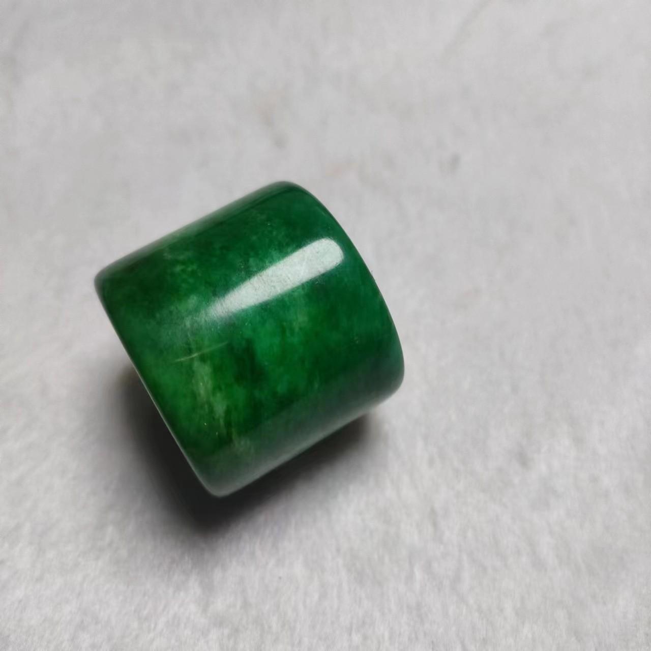 Мужское кольцо-наперсток с зеленым нефритом в виде дракона