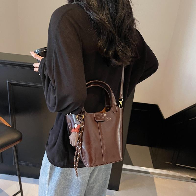 

This year s popular bag 2025 new messenger bag high-quality texture Maillard going out hand bag commuter bucket bag 23*14*18