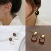 Boucles d'oreilles de style coréen avec des accents classiques en métal et en perle pour femmes