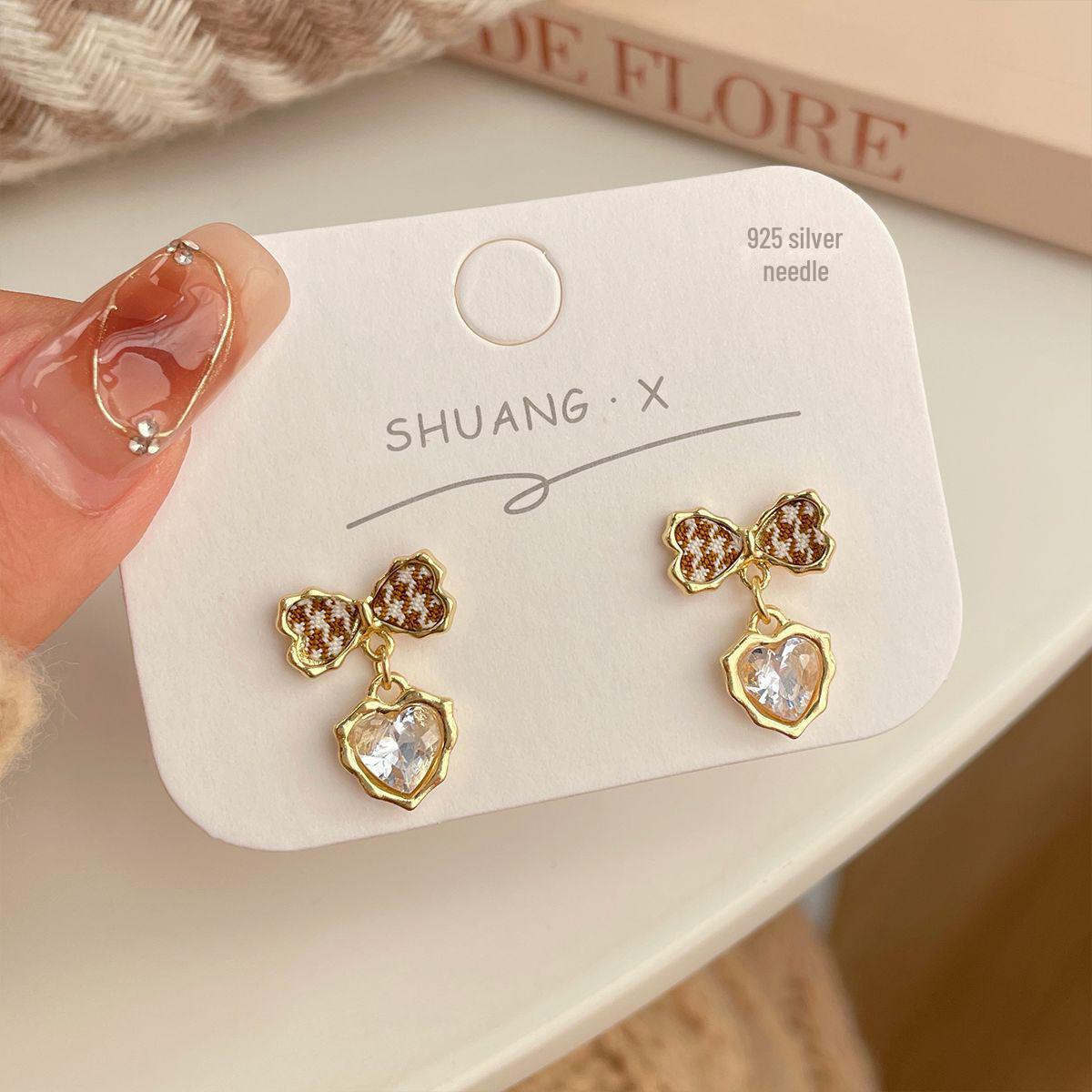 

Элегантные серьги-бантики с узором «гусиная лапка» и серебряной иглой