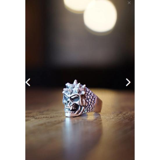 

Античное посеребренное регулируемое кольцо с колючим черепом