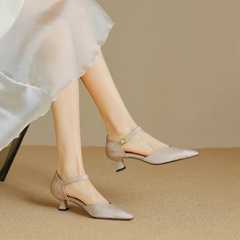 Krazing Pot Piele plenară cu vârf ascuțit Tocuri subțiri cu curele cu cataramă de toamnă Pantofi de vară femei pantofi