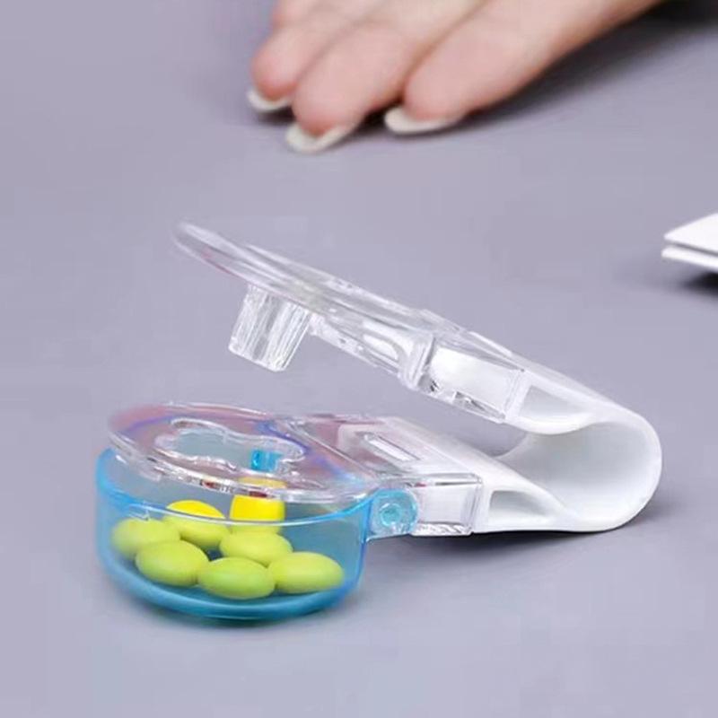 

Дозатор лекарств удобен. Это прозрачный и портативный диспенсер для таблеток, который пожилые люди могут нажать, чтобы взять синий