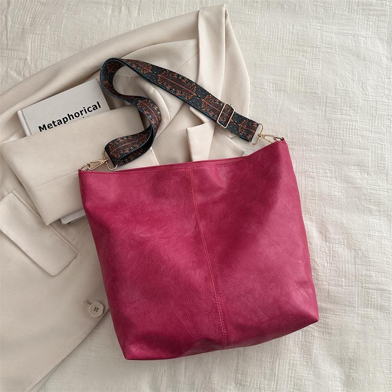 

Модная женская сумка большой вместимости в корейском стиле, текстурная, в стиле ретро, для поездок на работу, весна 2025, новая, с широким плечевым ремнем, на плечо, сумка-тоут роза розовый