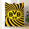 Żółto-czarne wirujące paski z centralnym logo „BVB 09”. koc na wszystkie pory roku narzuta na drzemkę prezent