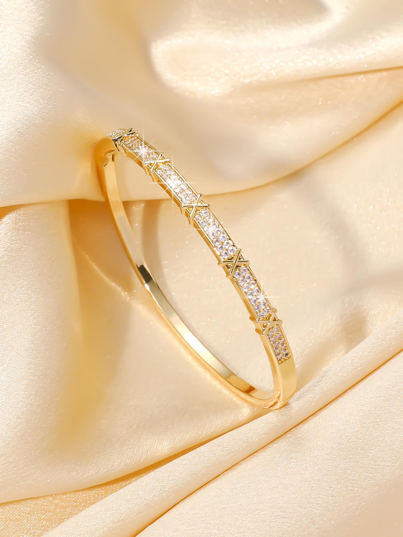 

FEEROW Howlite Bracelet: Women s Fashion, Minimalist, Exquisite High-End Jewelry