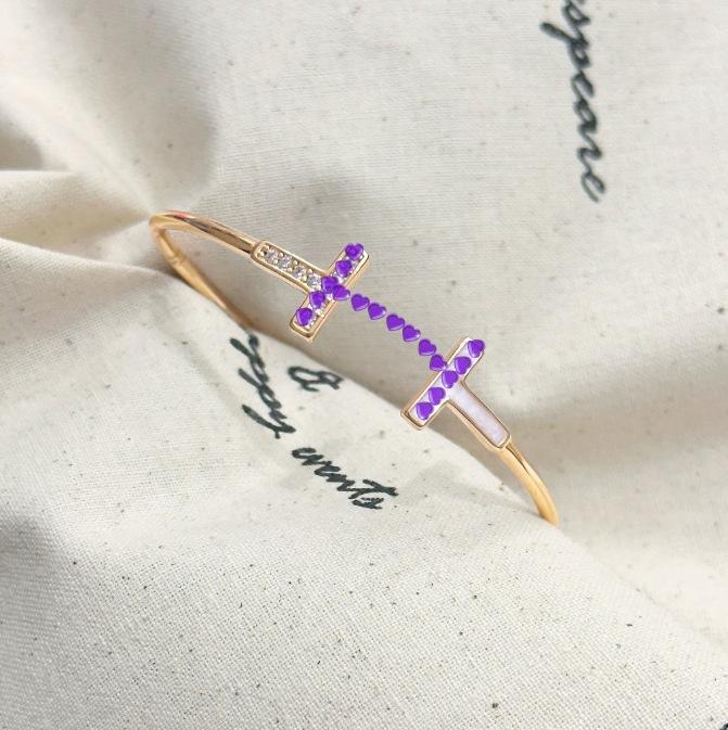 Hot-selling classic high-value smooth-faced diamond double T bracelet, white shell fashion open bracelet.