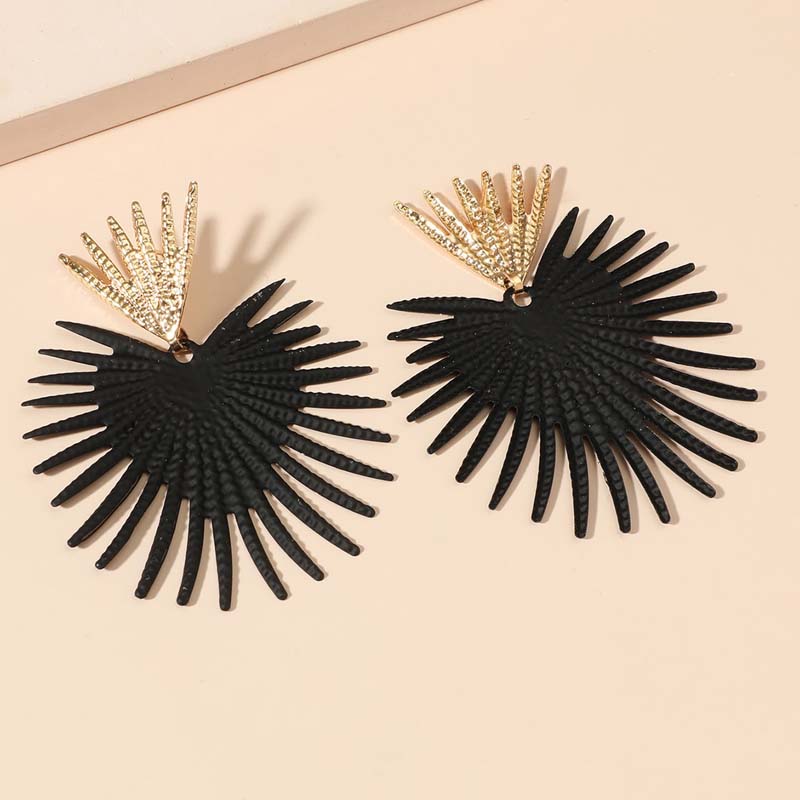 

Exaggerated Black Big Sector Geometric Drop Earrings for Women Vintage Punk Metal Heart Statement Earrings Zircon Gift