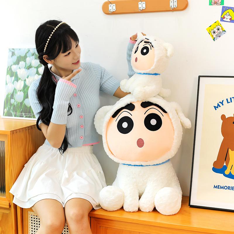 Mały biały pies ciągnie małą nową pluszową zabawkę, słodki pies, kredka, mała nowa lalka, lalka, poduszka do przytulania