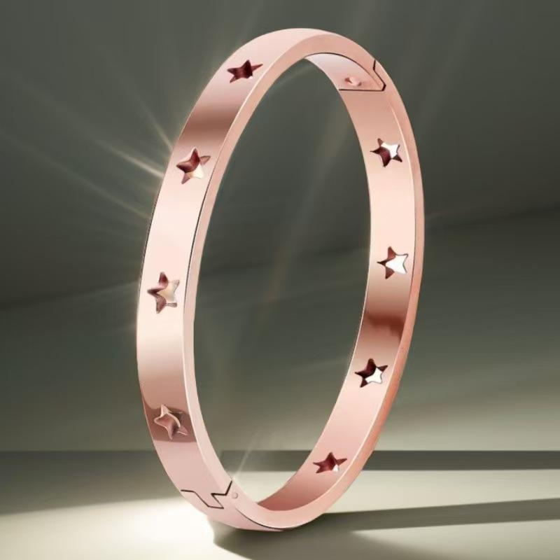 Titanium Stainless Steel Women's Bracelet with Star Ornament - High-End, Light Luxury, Versatile, and Fade-Resistant.