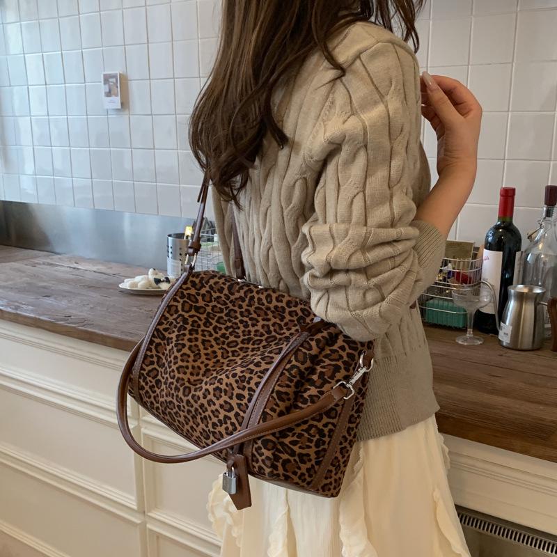

2025 Leopard Print Women s Oversized Crossbody Shoulder Bag