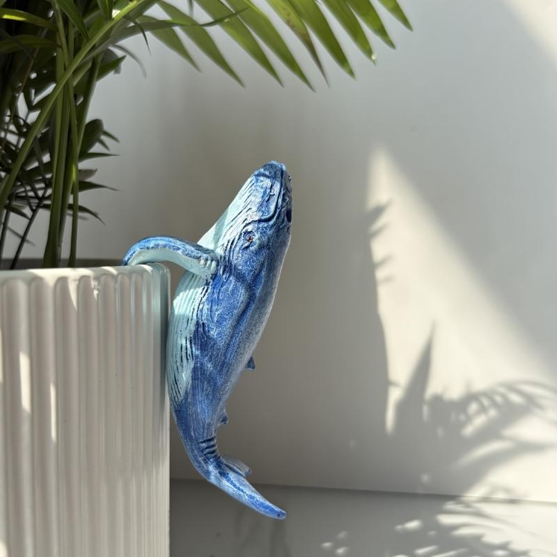 Realistic Colored Whale Statue Weather Resistant Resin Outdoor Garden Sculpture