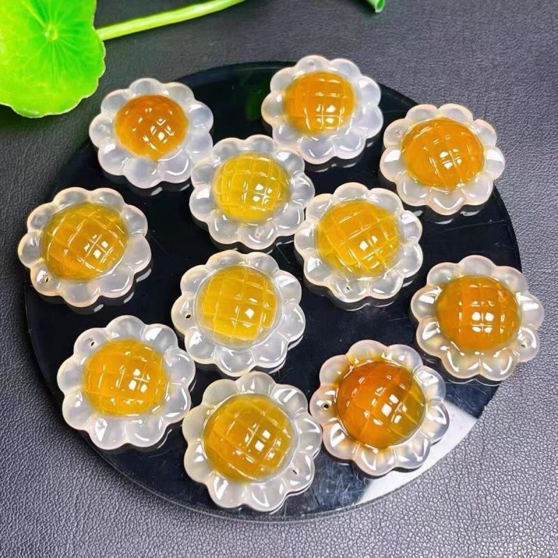 Подвеска-украшение  Подсолнух  из белого халцедона