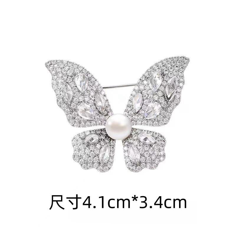 

Медная брошь в виде бабочки, насекомого, слегка инкрустированная ярким цирконием, жемчужный корсаж для женского костюма высшего качества белый